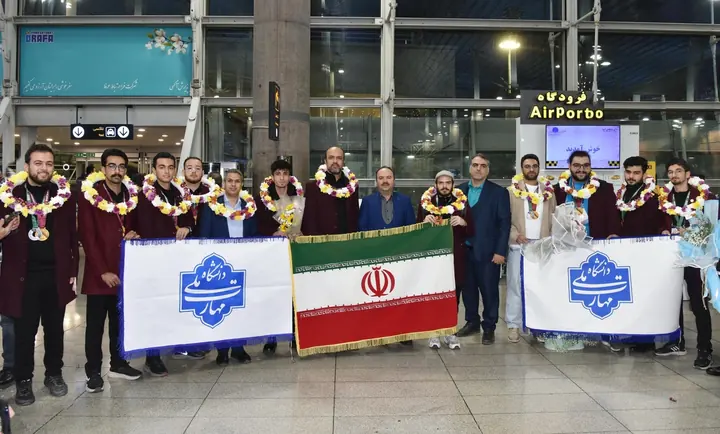 استقبال از تیم ملی مسابقات بریکس های‌تک 2025 روسیه با پرچم ایران و وزارت علوم در فرودگاه